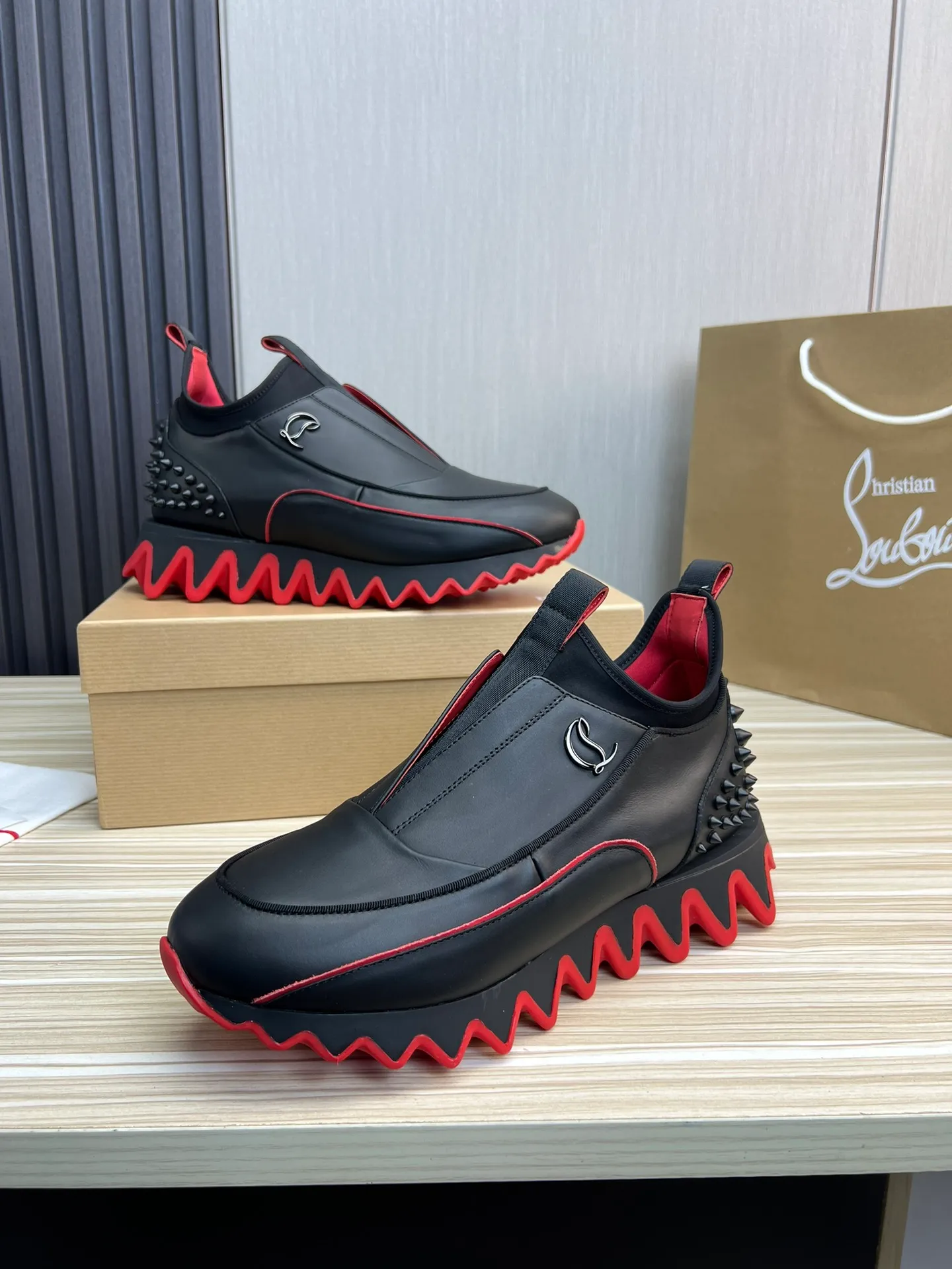 Men's shoes 💰680💰 CL popular red-soled boots 🆑1:1 original mold, Christian* Louboutin, imported cowhide stitching on the upper & water-dyed cowhide lining, original outsole ⬆️ Wear-resistant and non-slip, full set of counter packaging 🎁38-45 (38.45 for customization, non-refundable)